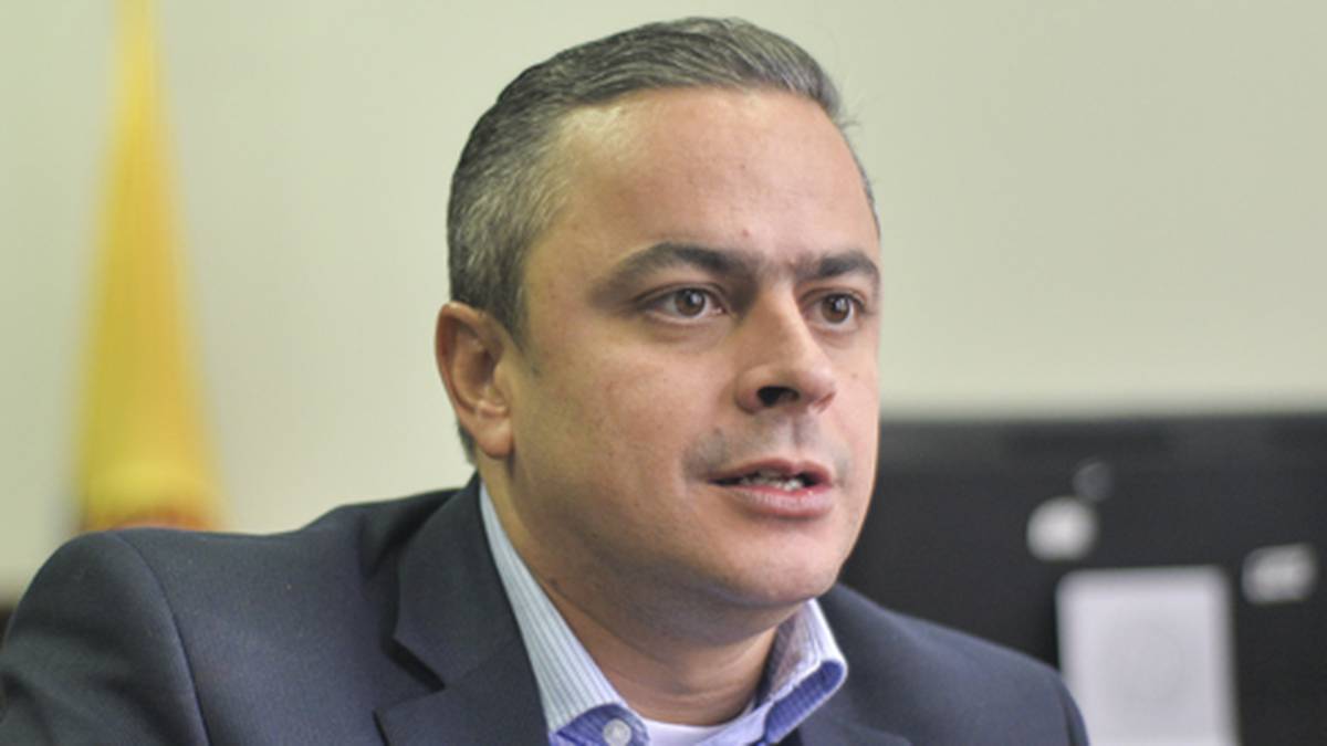 Alcalde encargado de Medellín apoyo el NO al plebiscito y es defensor de las Convivir
