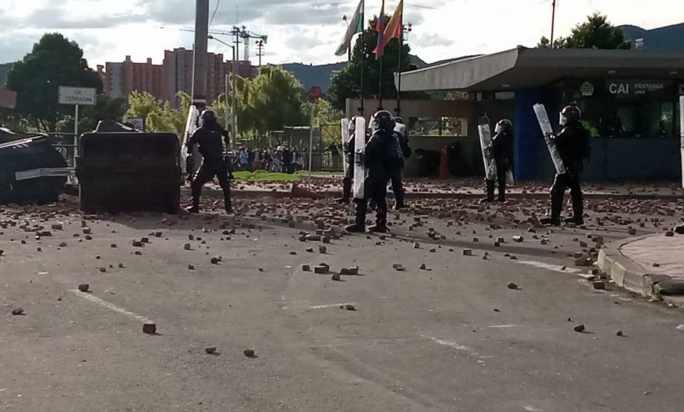 Enfrentamientos entre el Esmad y estudiantes de la distrital dejan a dos personas heridas ￼