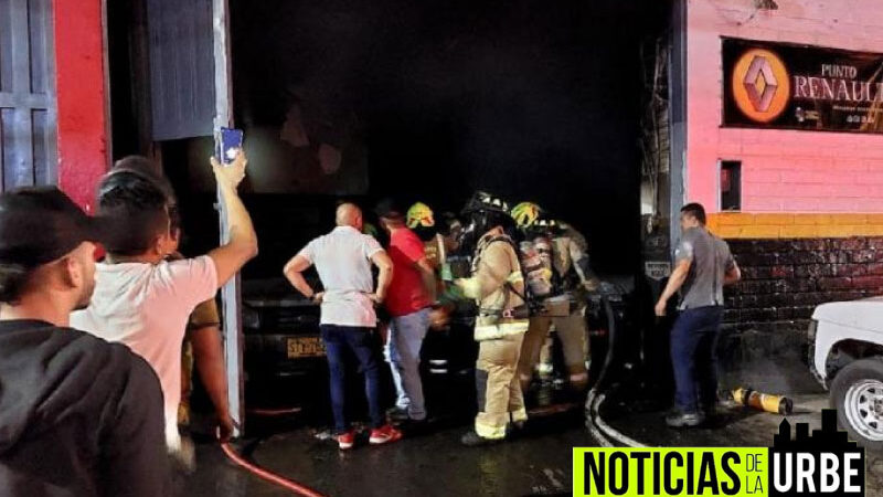 Fuerte incendio afectó un carro de policía y otros dos vehículos en Medellín