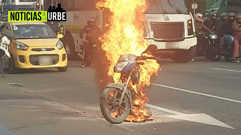 Hombre en Medellín prefirió prenderle fuego a su moto que buscar los papeles cuando agentes del transito se los pidieron