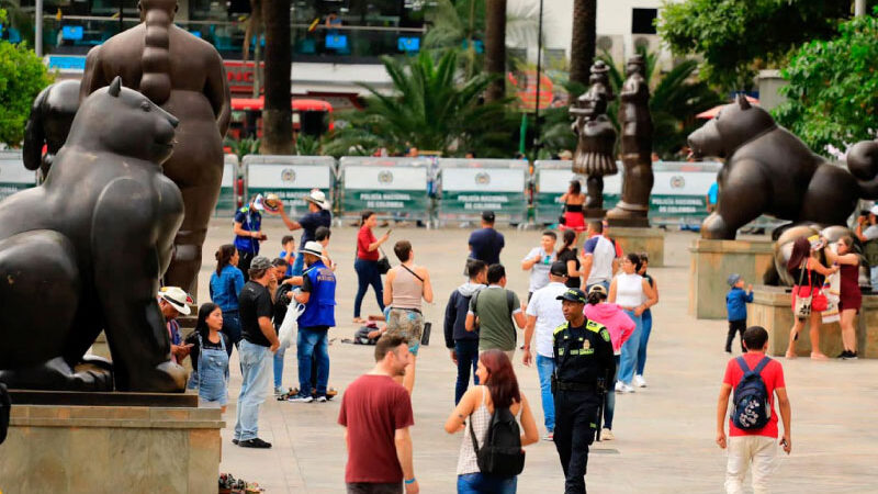Medidas de seguridad en plaza Botero han mejorado las visitas de propios y turistas