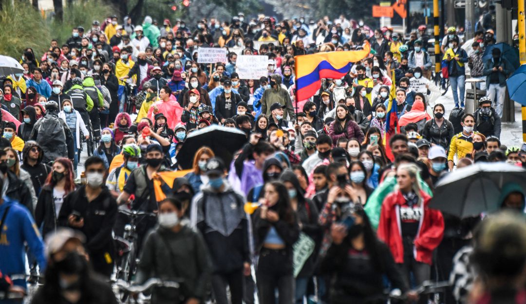 Centenares de personas tuvieron que caminar hasta sus casas por manifestaciones estudiantiles