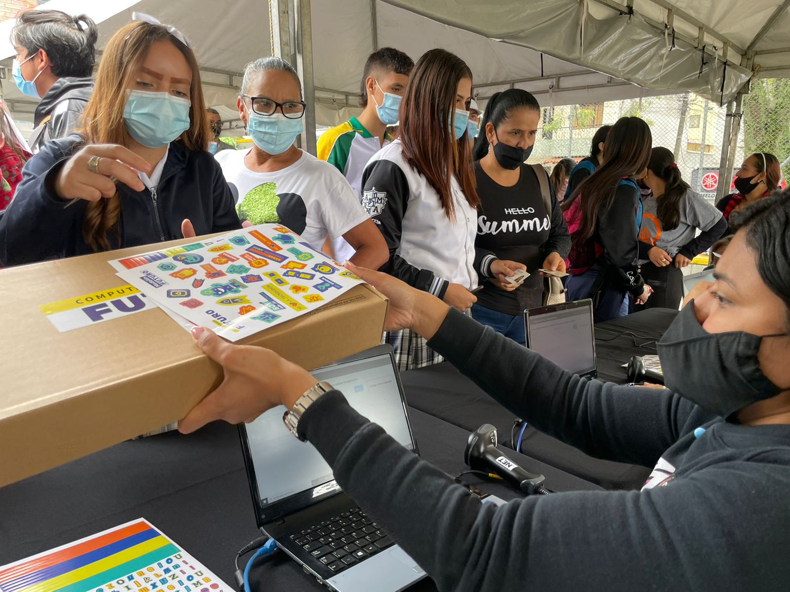 1.054 estudiantes de los corregimientos ya disfrutan de sus Computadores Futuro entregados por la Alcaldía de Medellín 