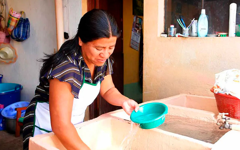 Mujeres de Bogotá gastan 2 horas y 35 minutos más en labores del hogar que los hombres ￼