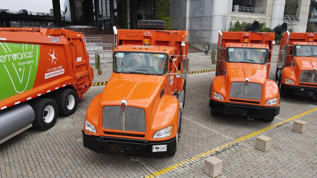 Entraron en funcionamiento los primeros 23 vehículos nuevos de recolección de basuras, dentro del proceso de renovación de la flota en Medellín
