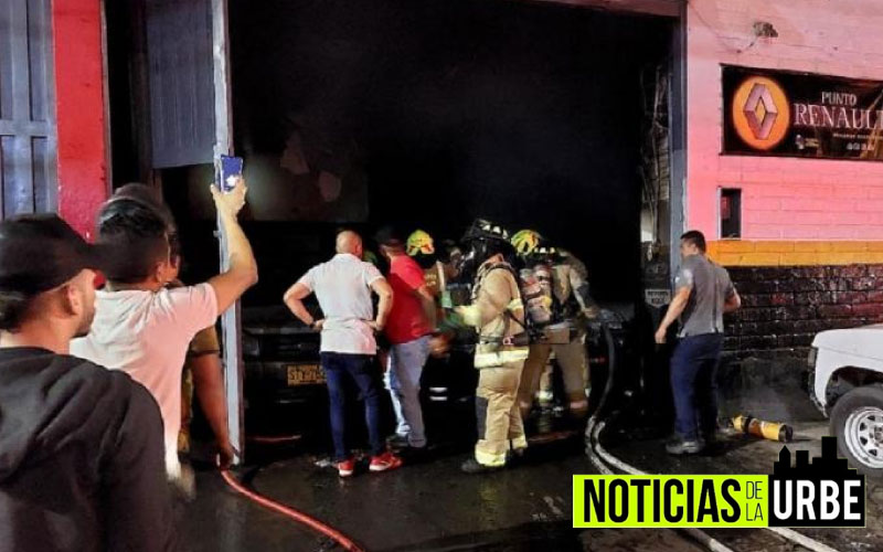 Fuerte incendio afectó un carro de policía y otros dos vehículos en Medellín